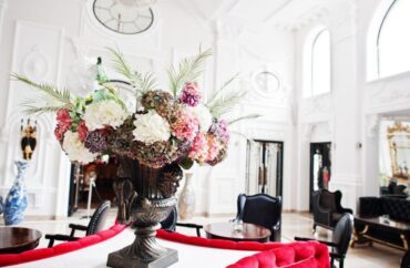 How to Mix Minimalist and Extravagant Decor Without Clashing